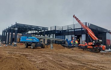 Монтаж стеклопакетов телескопическим подъемником, мини-краном и вакуумным захватом Арлифт