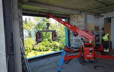 Малогабаритный кран Арлифт и вакуумные захваты на траверсе