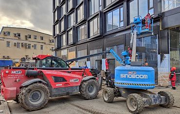 Работа погрузчика и коленчатых подъемников Арлифт